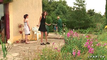 Une élancée et belle jeune fille rencontre des problèmes avec sa bicyclette en pleine campagne et se fait aider par des personnes libertines et friandes de sodomie et de voyeurisme